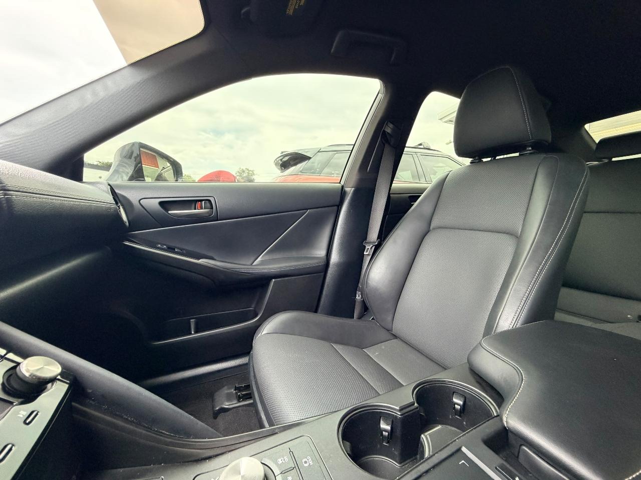 Lexus IS 300 RWD 2021