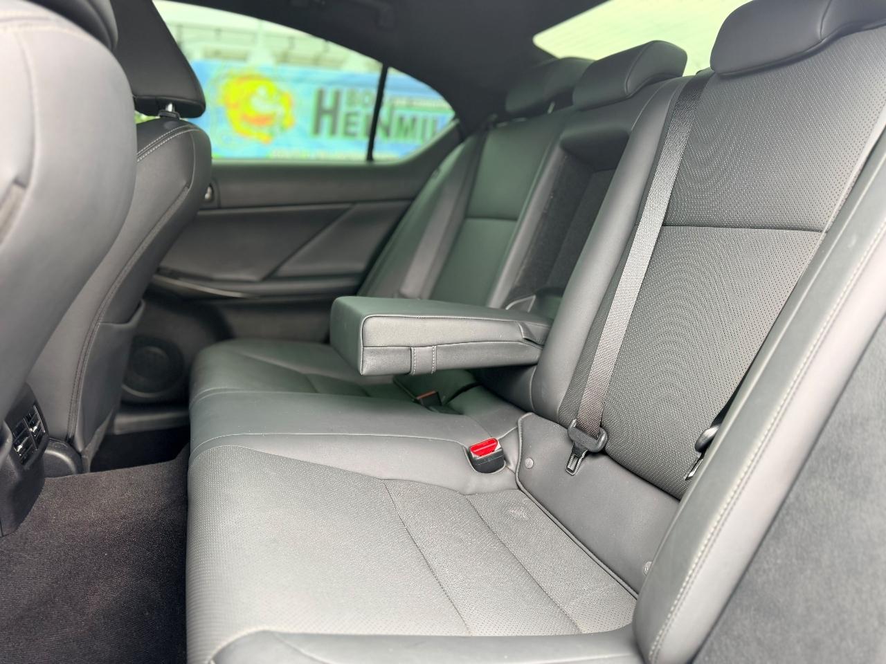 Lexus IS 300 RWD 2021