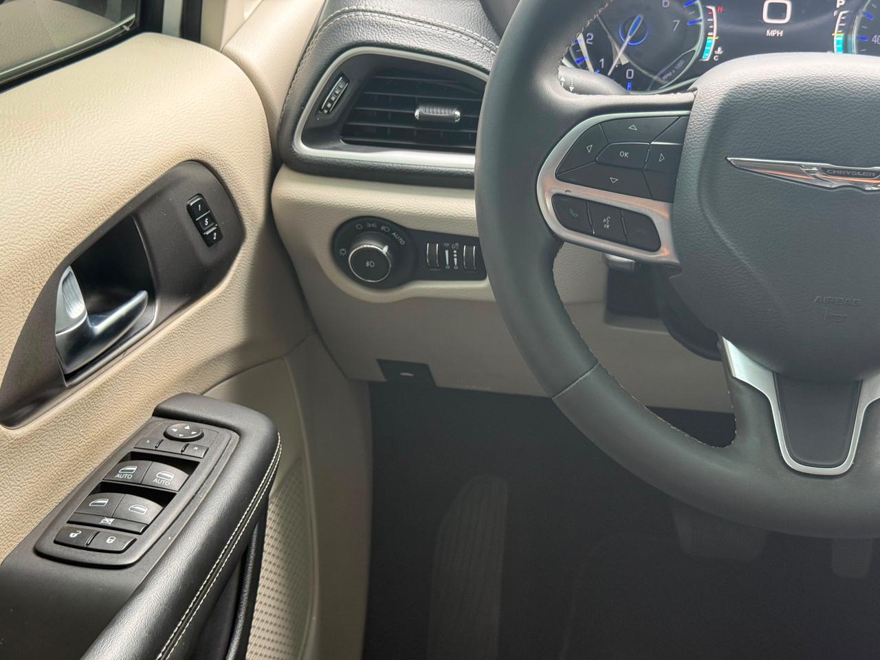 Chrysler Pacifica Touring L 2023