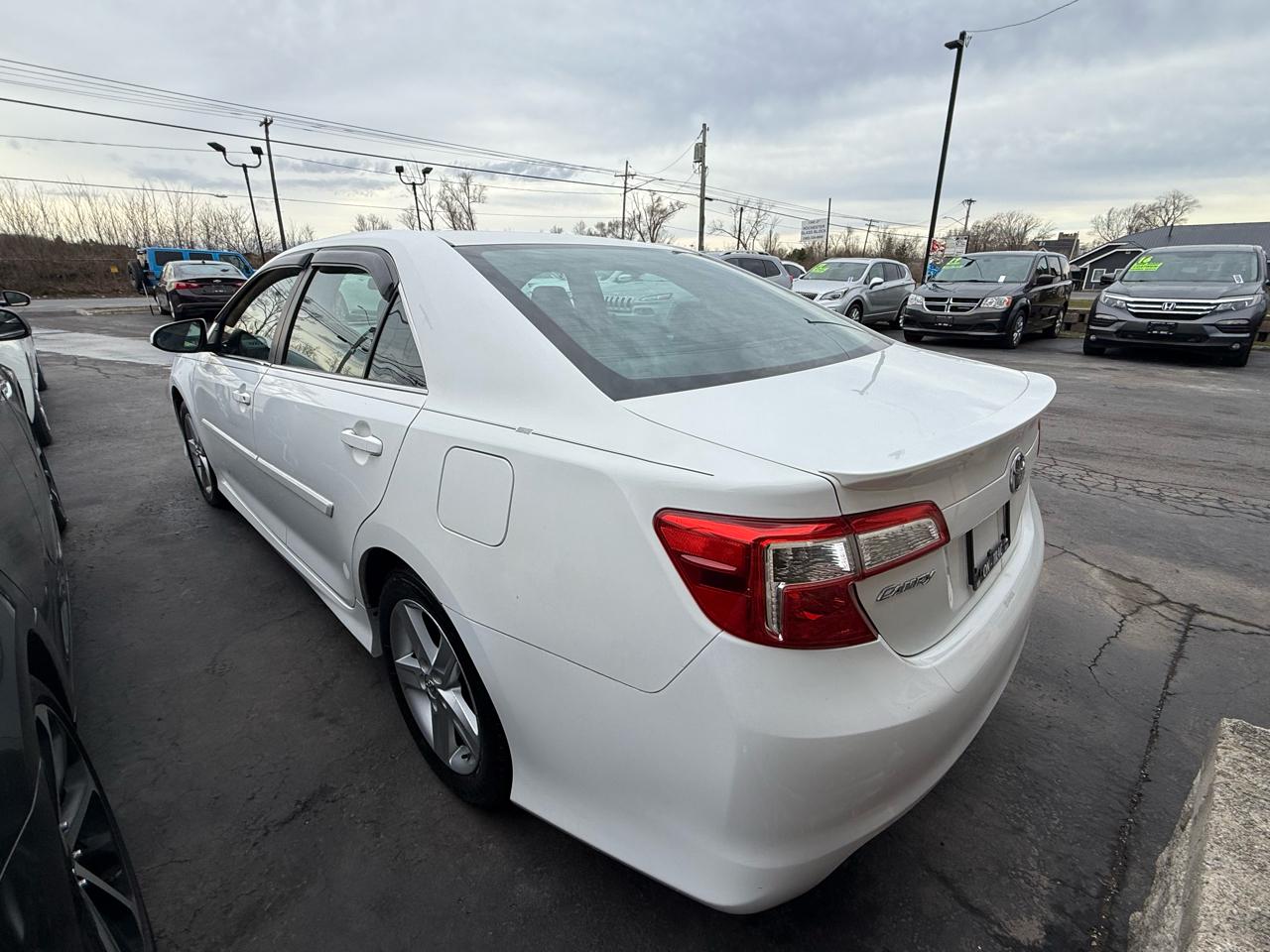 Toyota Camry 4dr Sdn I4 Auto XLE (Natl) 2013