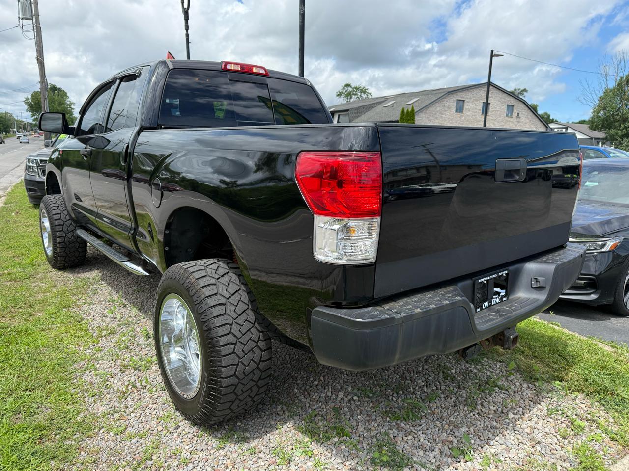 Toyota Tundra 4WD Truck Dbl 5.7L V8 6-Spd AT (Natl) 2010