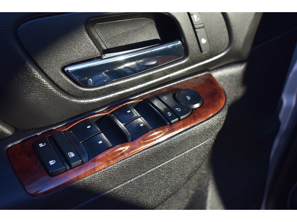 Chevrolet Suburban 2WD 4dr LT 2014