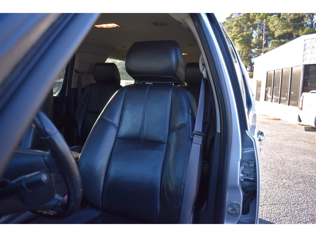 Chevrolet Suburban 2WD 4dr LT 2014