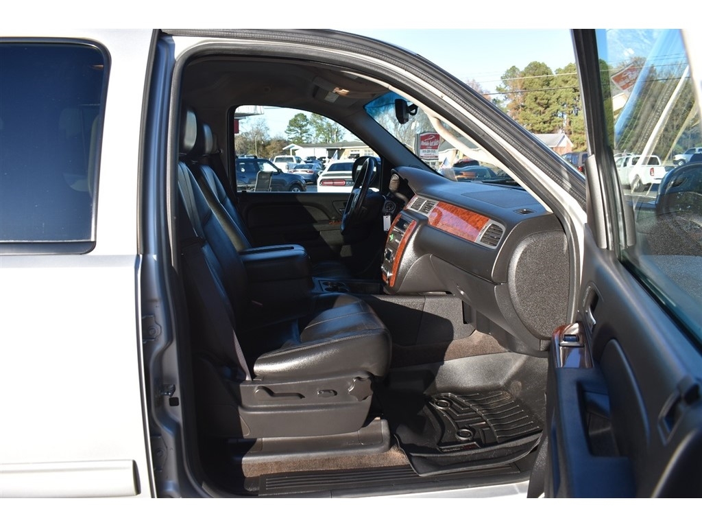 Chevrolet Suburban 2WD 4dr LT 2014