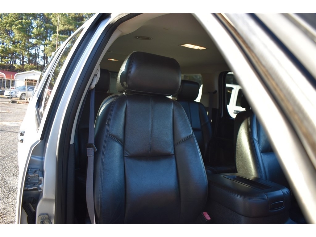 Chevrolet Suburban 2WD 4dr LT 2014