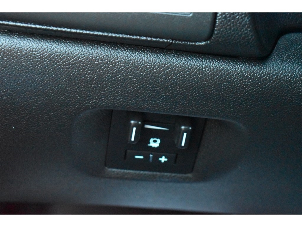 Chevrolet Suburban 2WD 4dr LT 2014