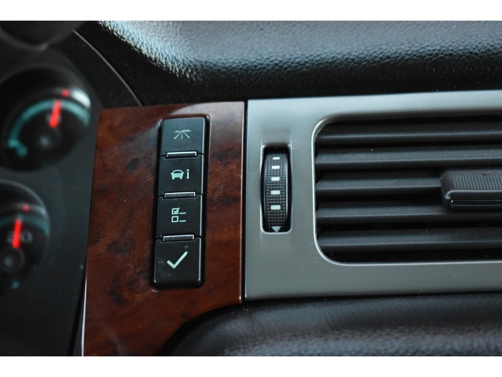 Chevrolet Suburban 2WD 4dr LT 2014