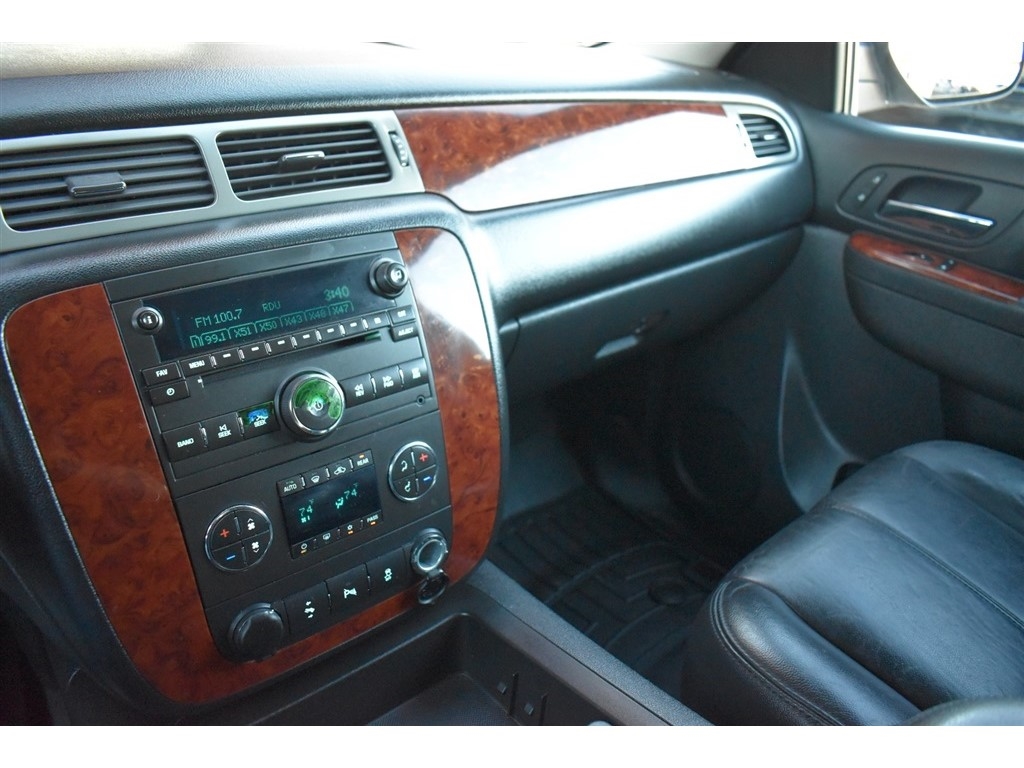 Chevrolet Suburban 2WD 4dr LT 2014