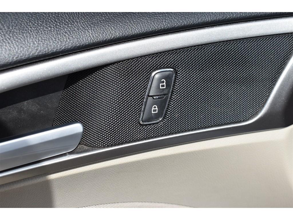 Ford Fusion Hybrid SE FWD 2019
