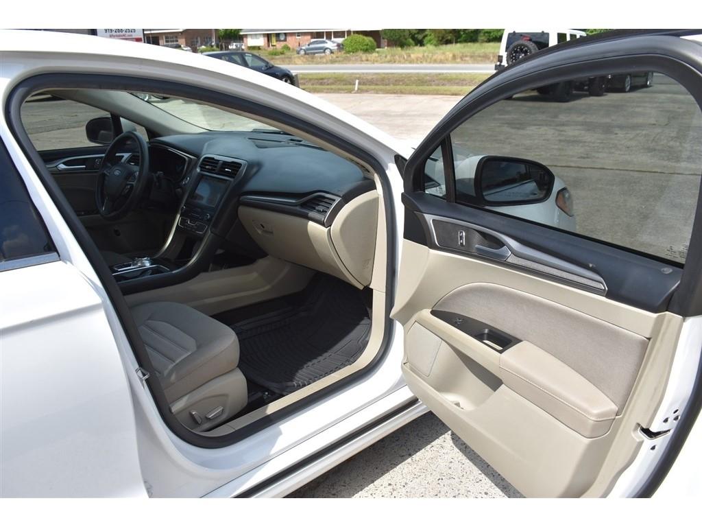 Ford Fusion Hybrid SE FWD 2019