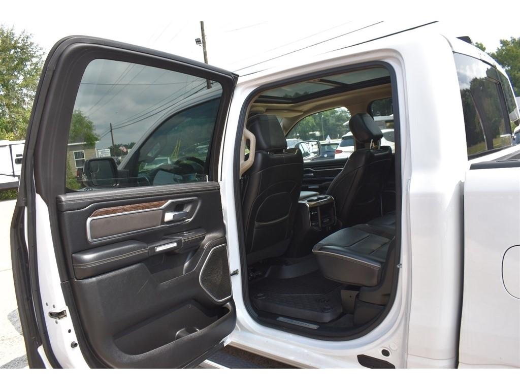 RAM 1500 Laramie 4x4 Crew Cab 5'7" Box 2020