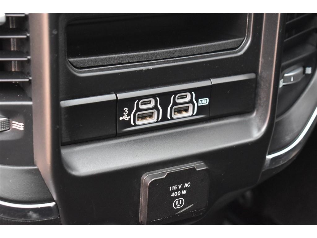 RAM 1500 Laramie 4x4 Crew Cab 5'7" Box 2020