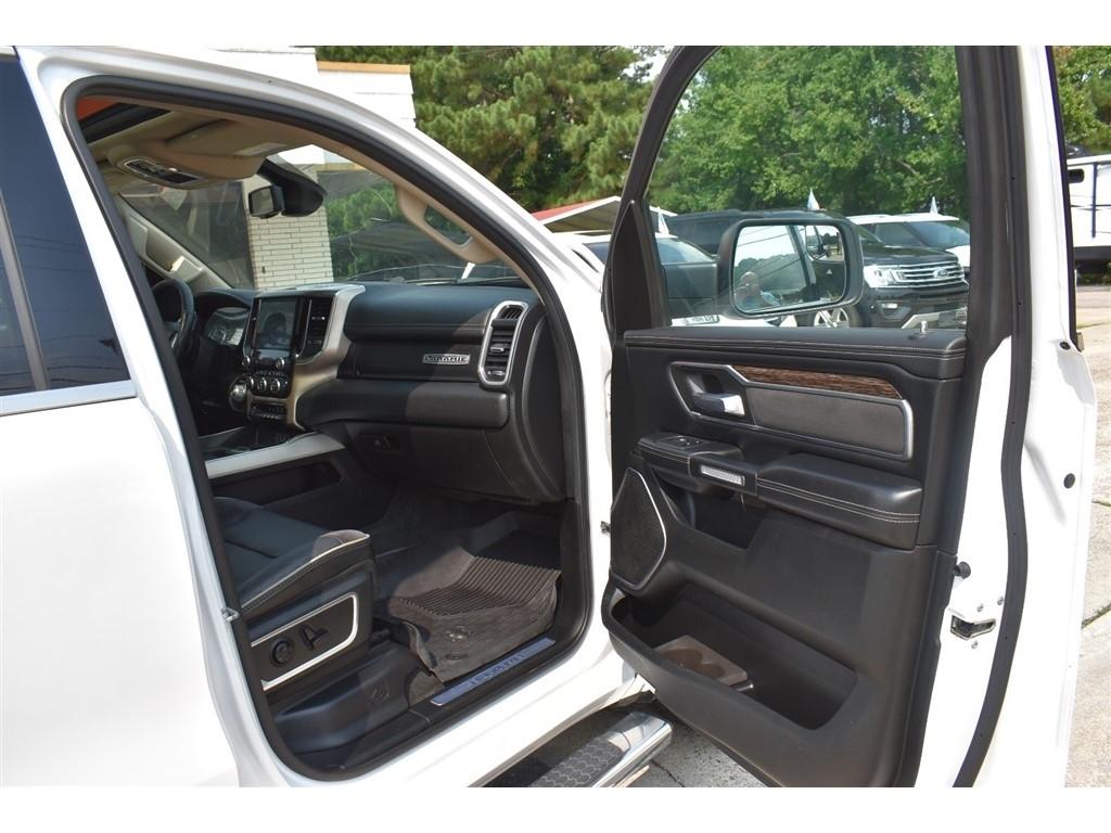 RAM 1500 Laramie 4x4 Crew Cab 5'7" Box 2020