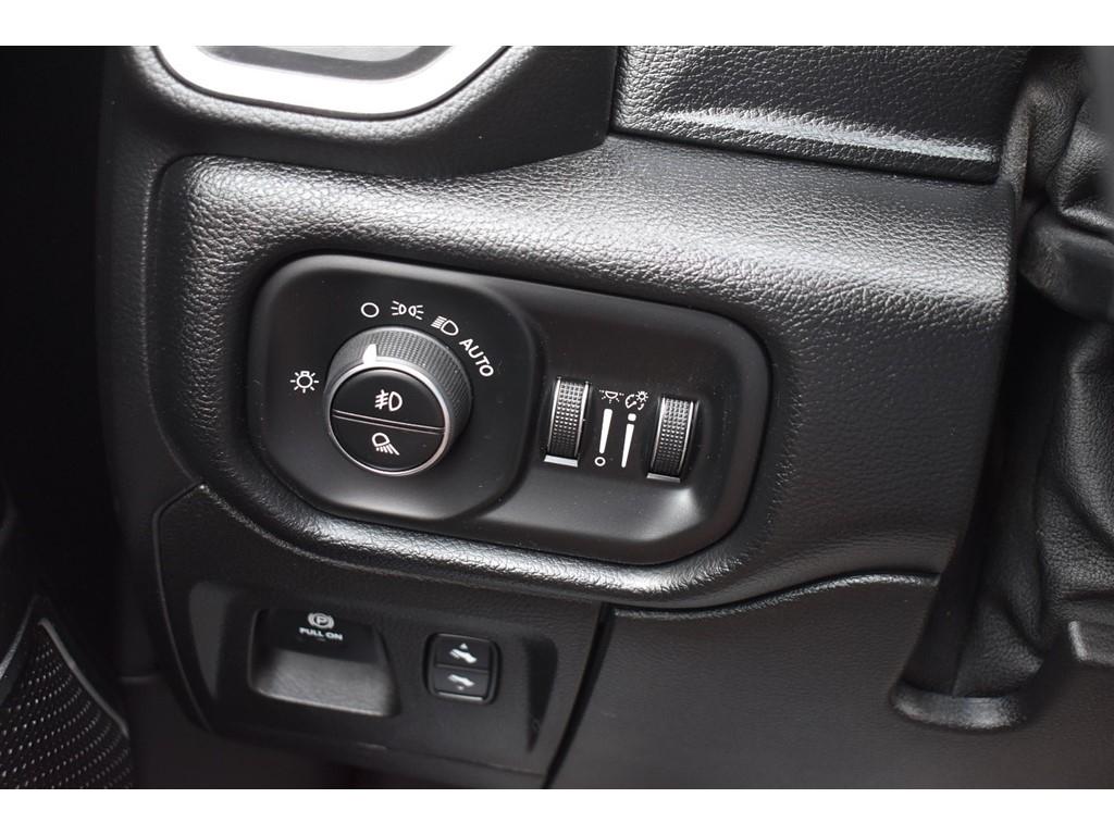 RAM 1500 Laramie 4x4 Crew Cab 5'7" Box 2020