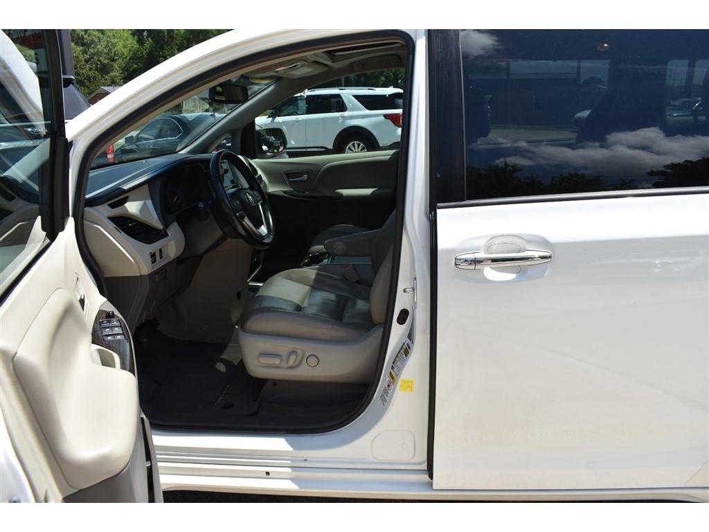 Toyota Sienna 5dr 8-Pass Van XLE Premium FWD (Natl) 2016