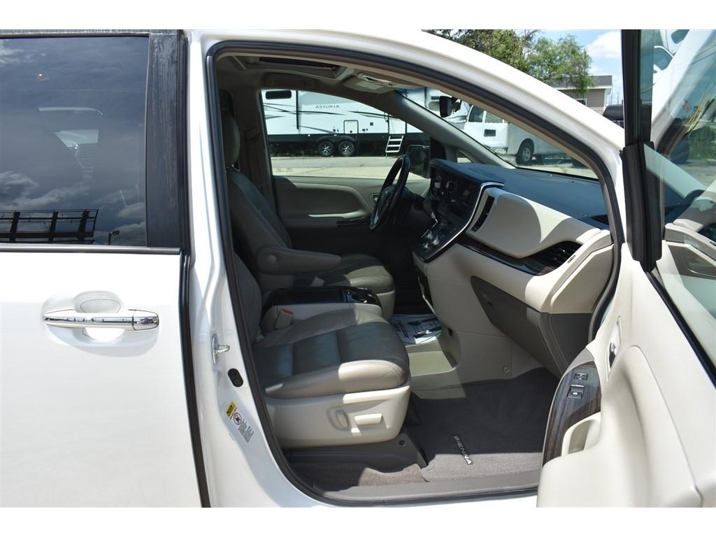 Toyota Sienna 5dr 8-Pass Van XLE Premium FWD (Natl) 2016
