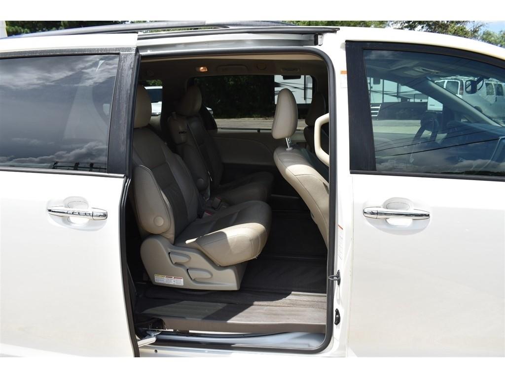 Toyota Sienna 5dr 8-Pass Van XLE Premium FWD (Natl) 2016
