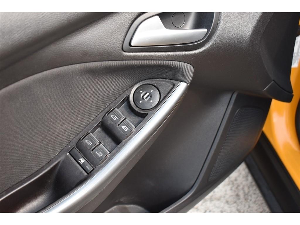 Ford Focus 5dr HB Titanium 2012