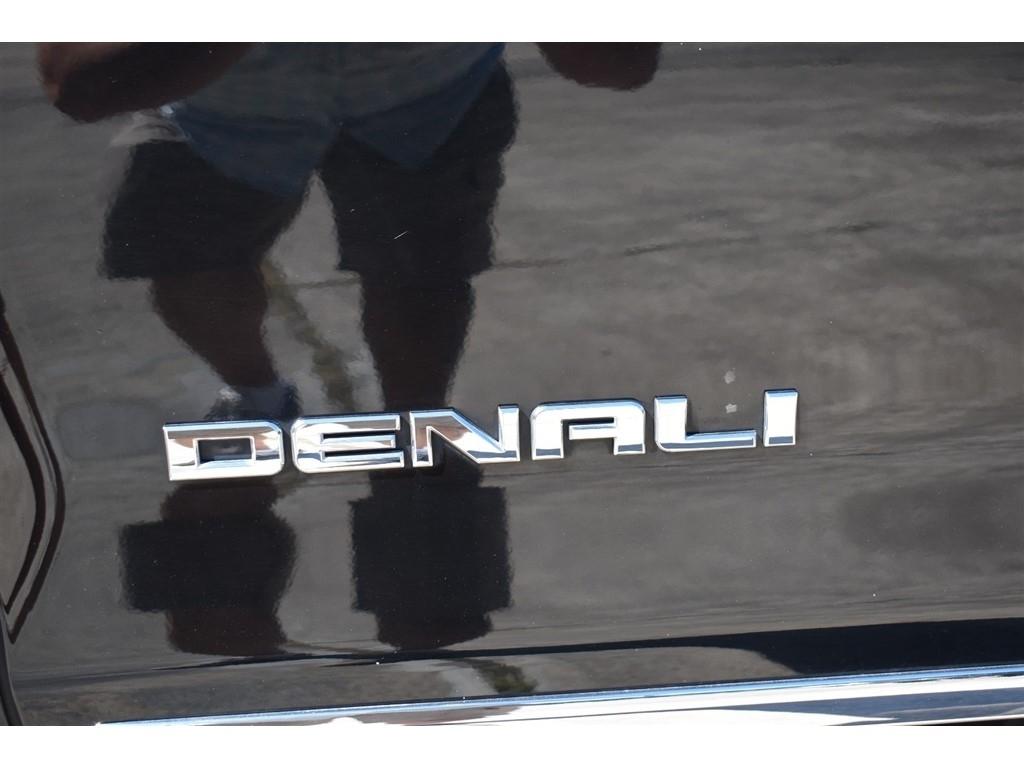 GMC Sierra 1500 4WD Crew Cab 143.5" Denali 2016