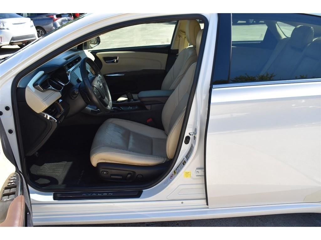 Toyota Avalon 4dr Sdn XLE Premium (Natl) 2013