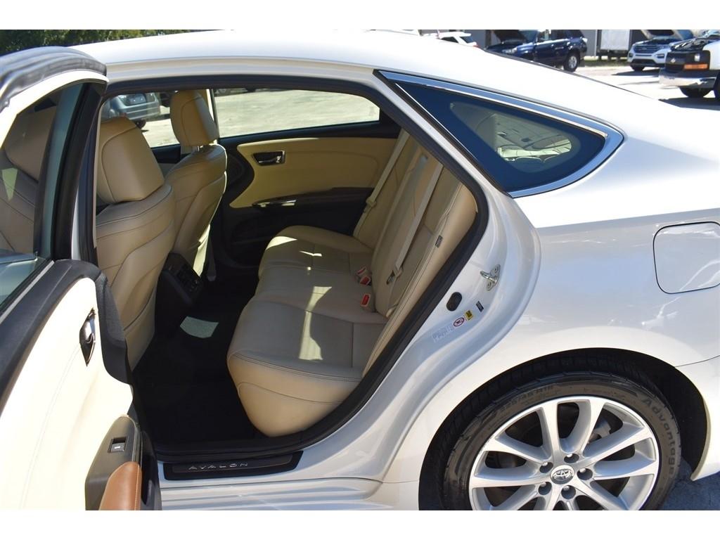 Toyota Avalon 4dr Sdn XLE Premium (Natl) 2013