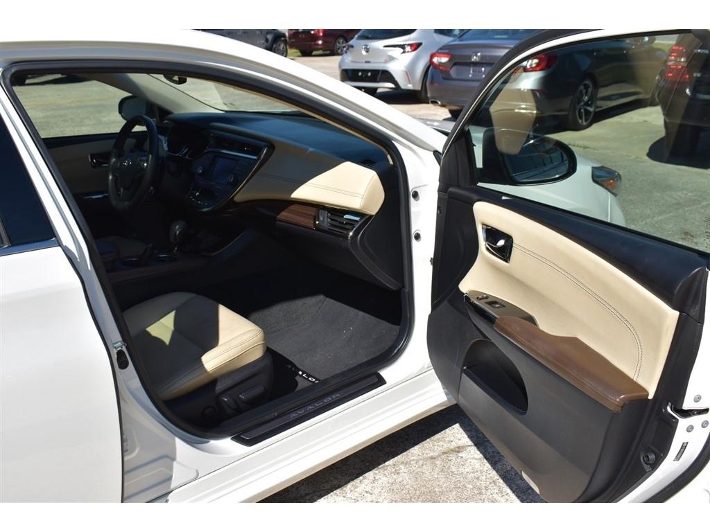 Toyota Avalon 4dr Sdn XLE Premium (Natl) 2013