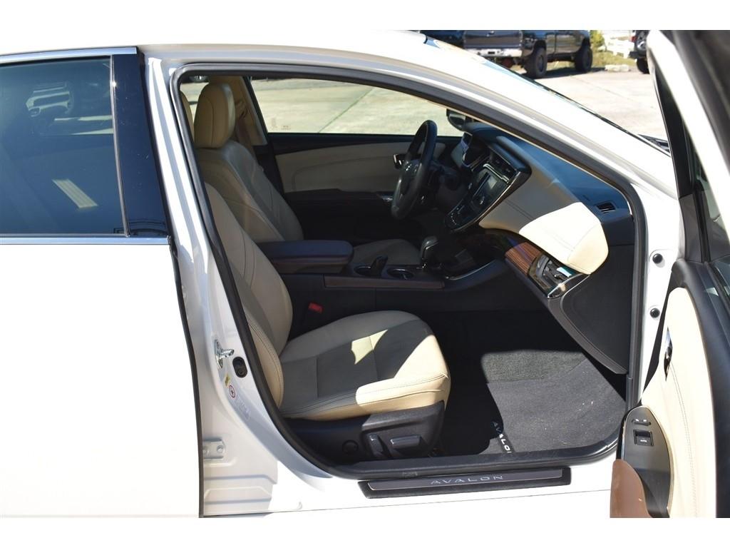 Toyota Avalon 4dr Sdn XLE Premium (Natl) 2013