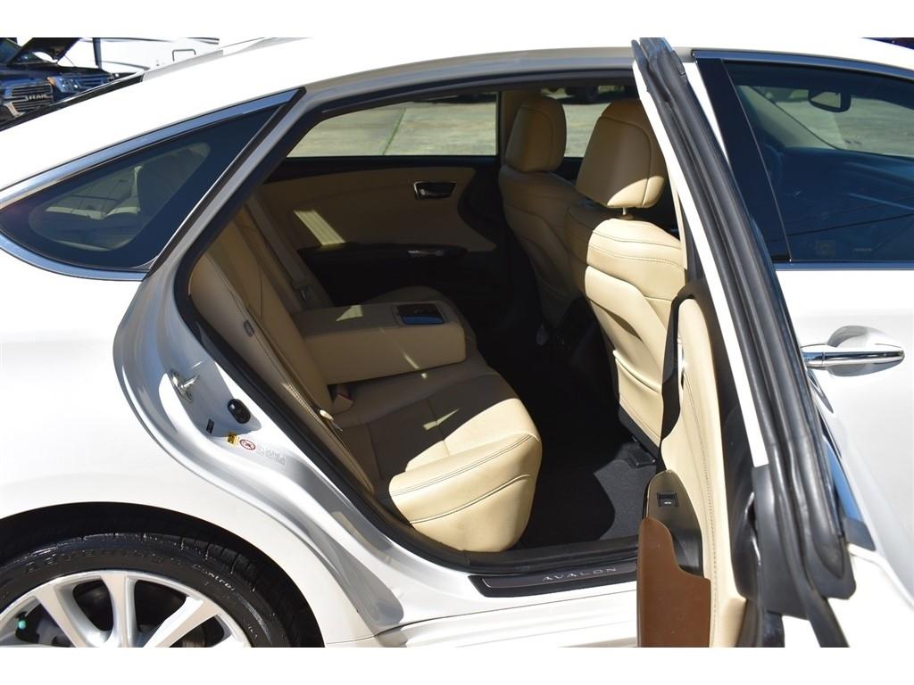 Toyota Avalon 4dr Sdn XLE Premium (Natl) 2013