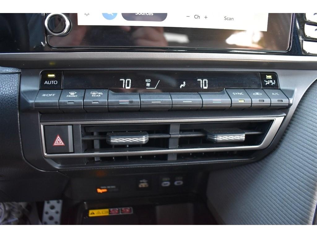 Toyota Camry XLE (Natl) 2025