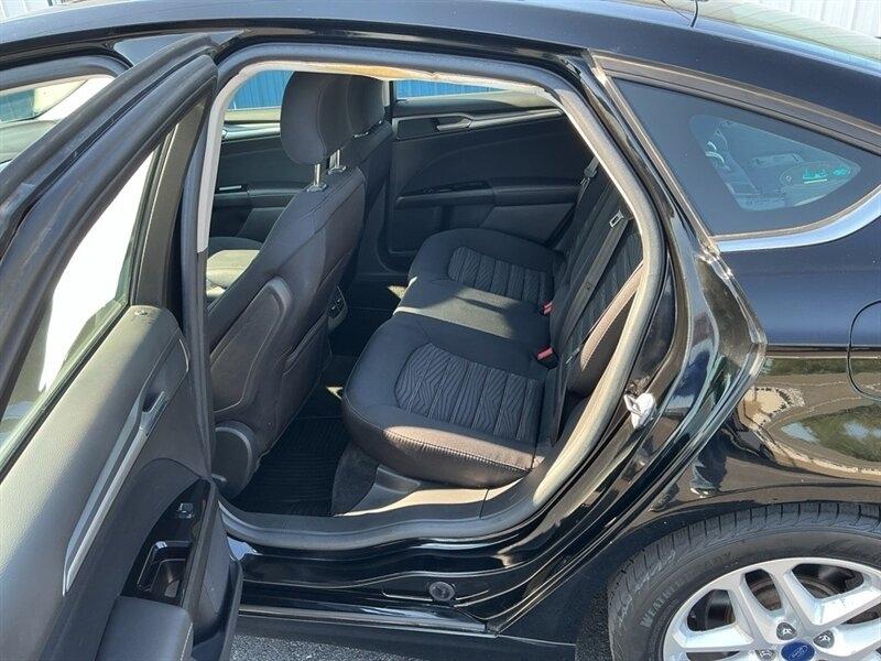 2016 Ford Fusion SE - Photo 11