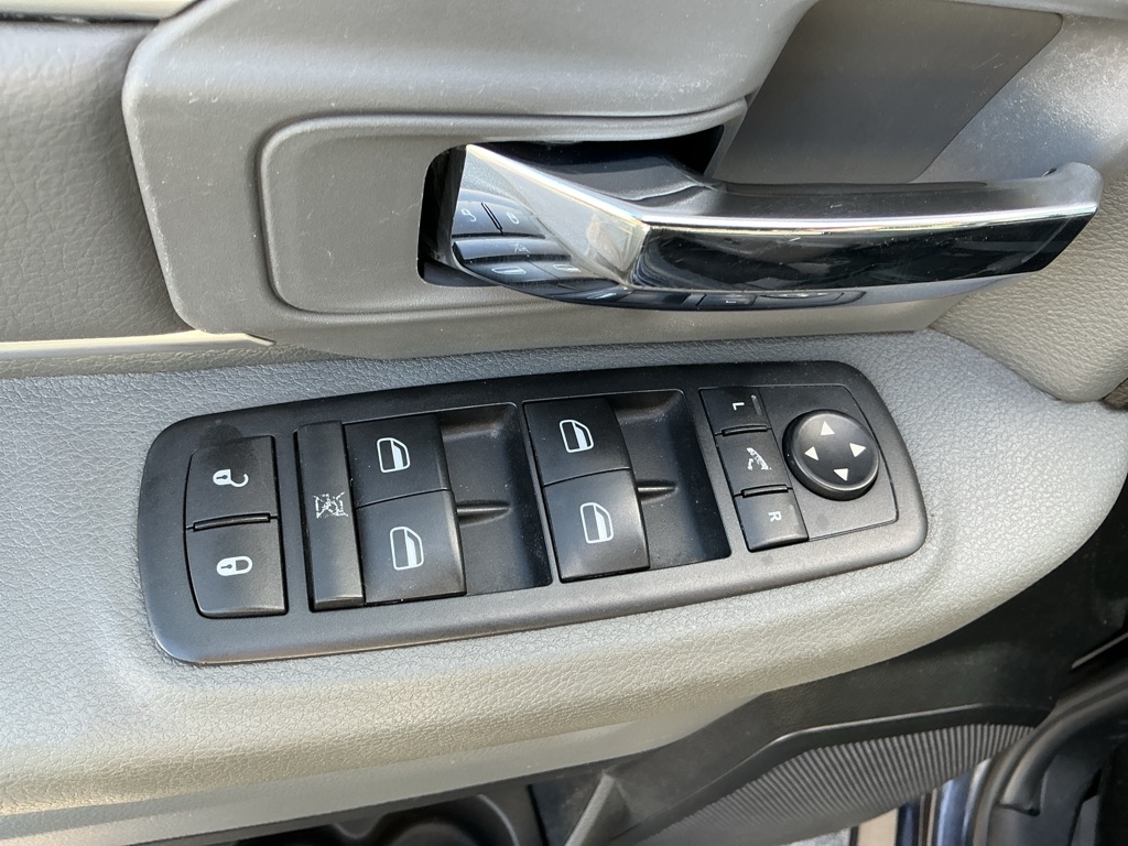 RAM 1500 SLT Crew Cab SWB 4WD 2015 RAM 1500 SLT Crew Cab SWB 4WD 2015