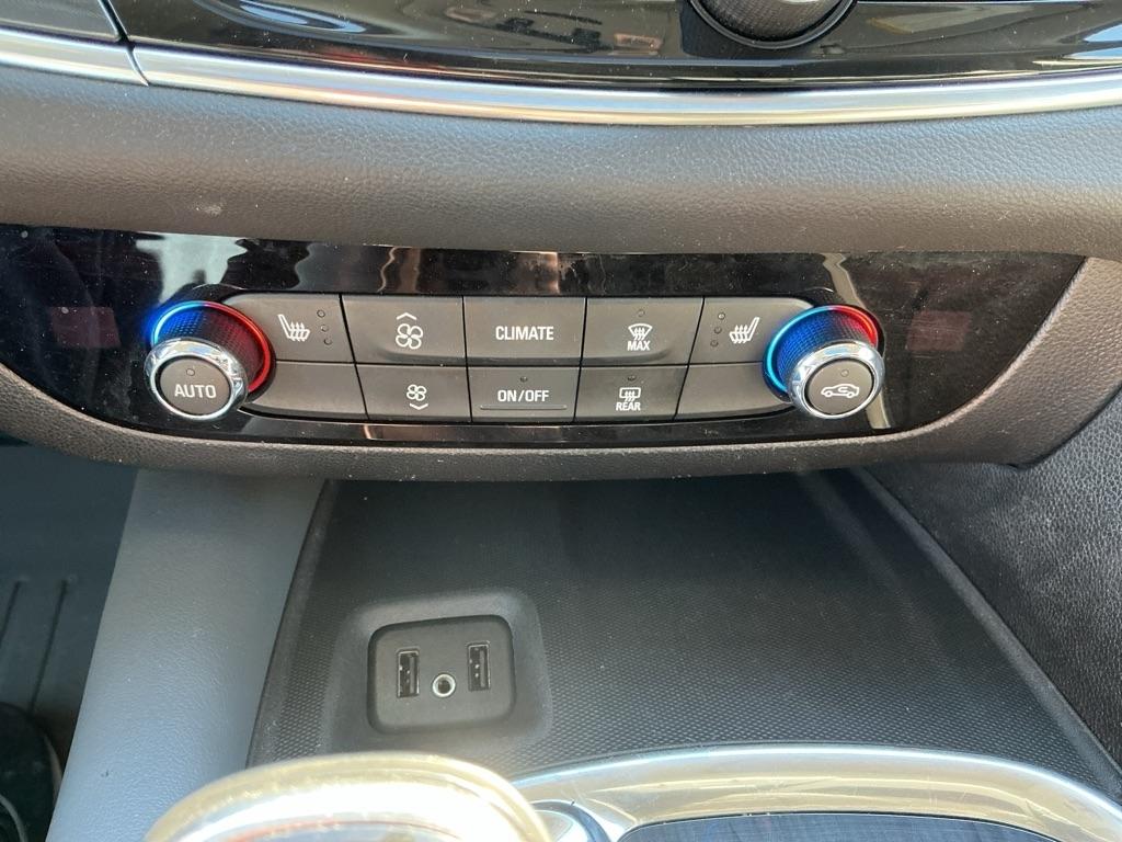 Buick Enclave Essence FWD 2018