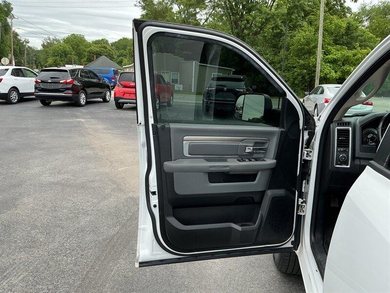 RAM 1500 SLT Crew Cab SWB 4WD 2016