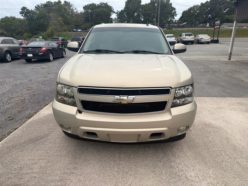 Chevrolet Suburban photo 2