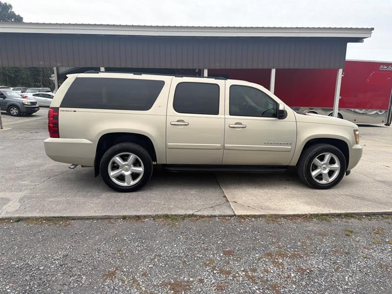 Chevrolet Suburban photo 3