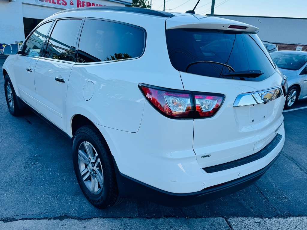 2015 Chevrolet Traverse 1LT photo 2