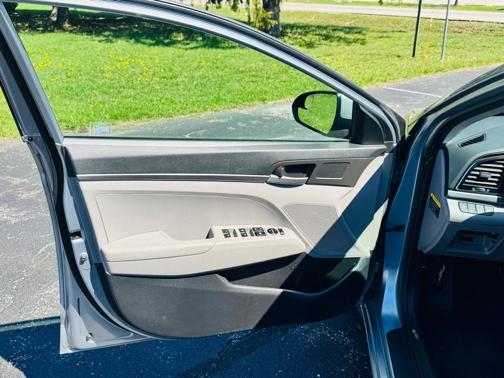 Hyundai Elantra SE 6AT 2017