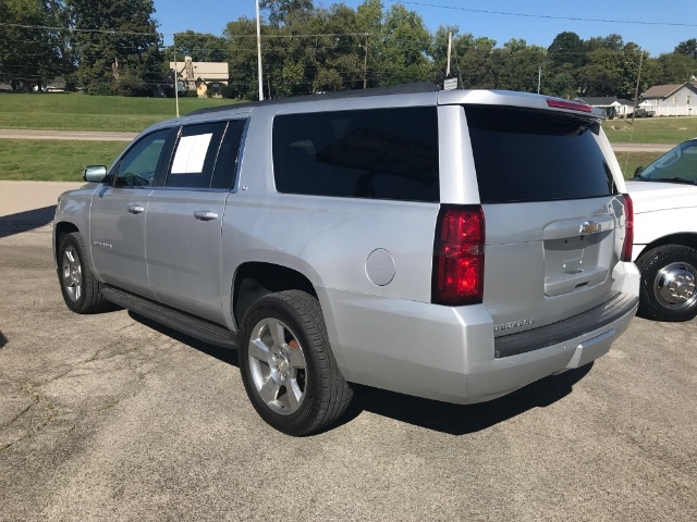 2017 Chevrolet Suburban LT photo 4