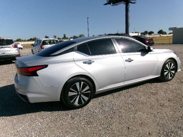 Nissan Altima  2021