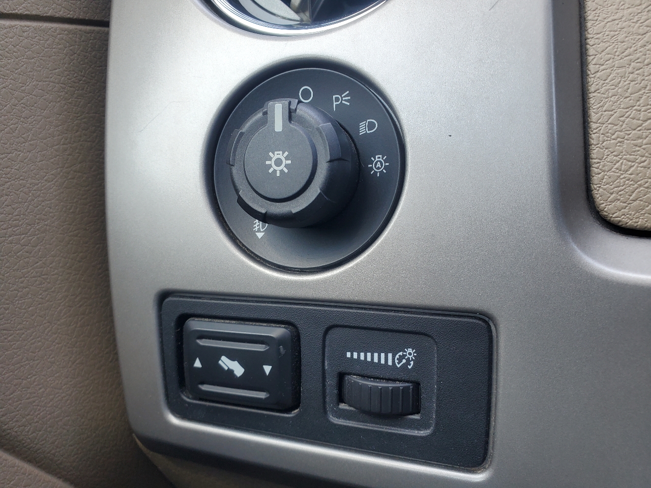 2010 Ford F-150 Lariat photo 32
