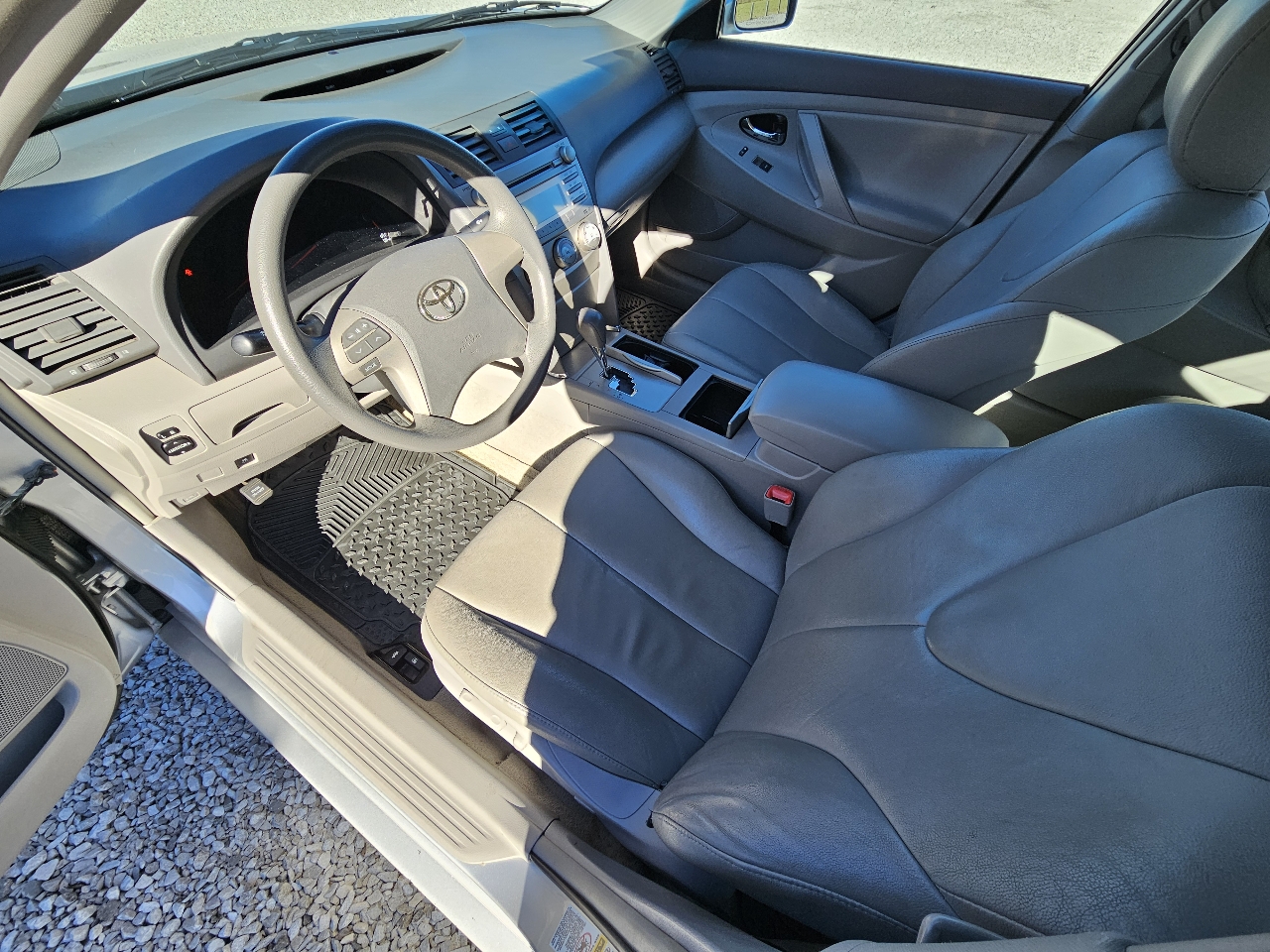 Toyota Camry LE 6-Spd AT 2011