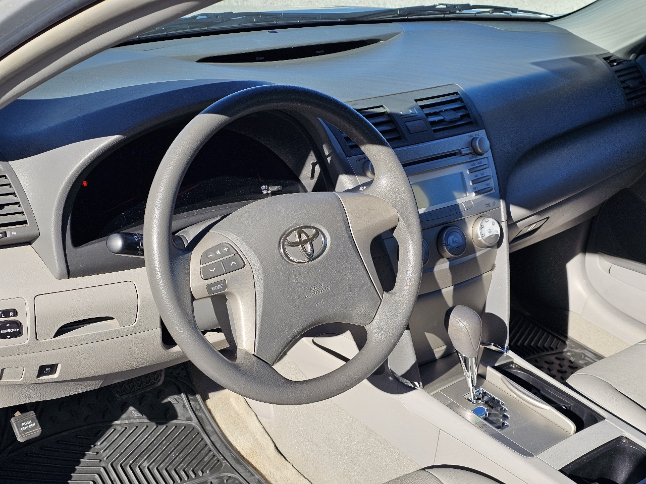 Toyota Camry LE 6-Spd AT 2011