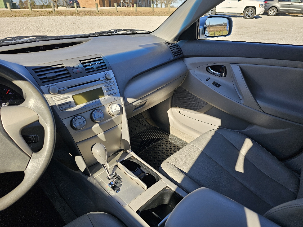 Toyota Camry LE 6-Spd AT 2011