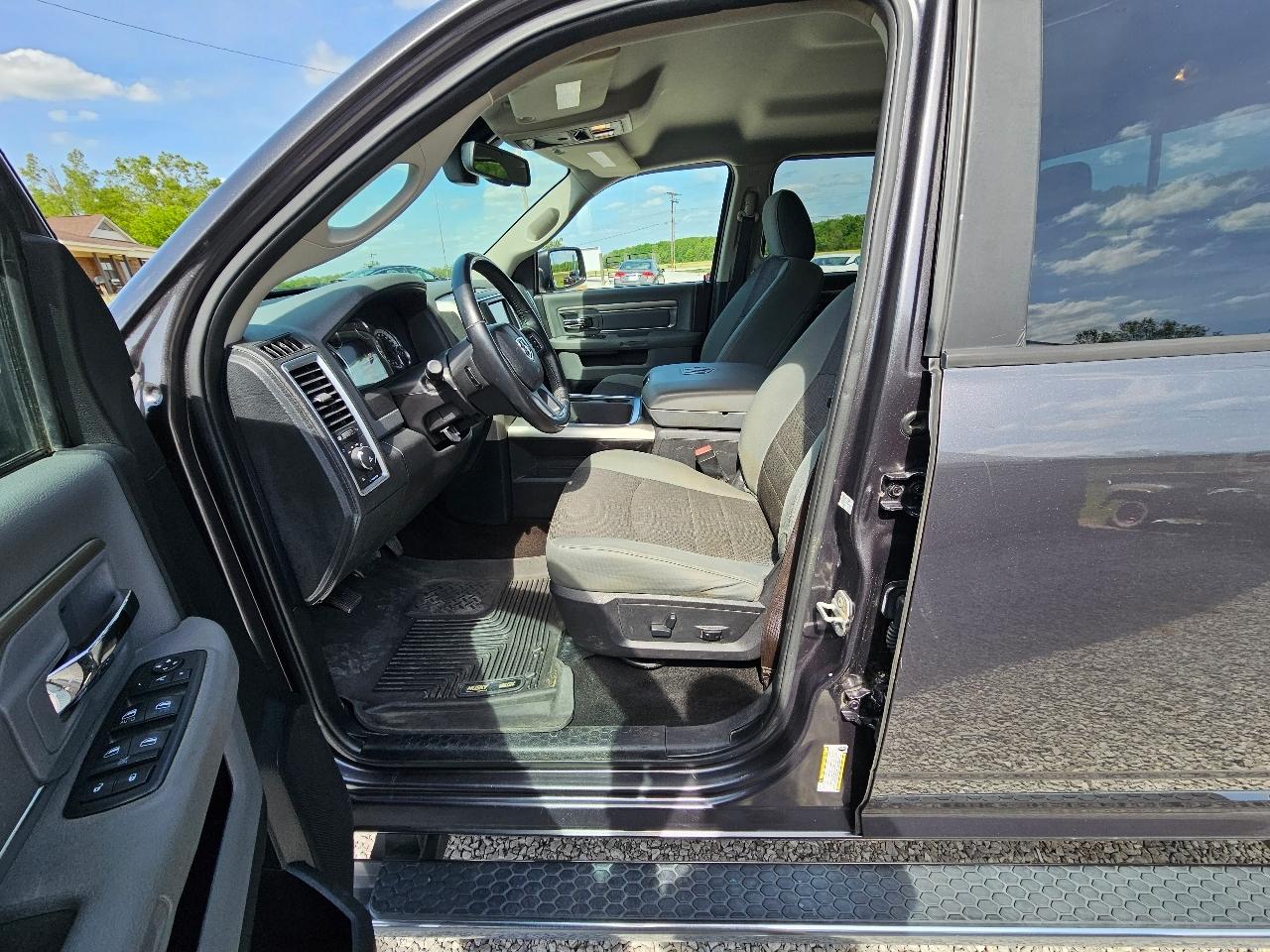 RAM 1500 Big Horn Crew Cab 4WD 2016