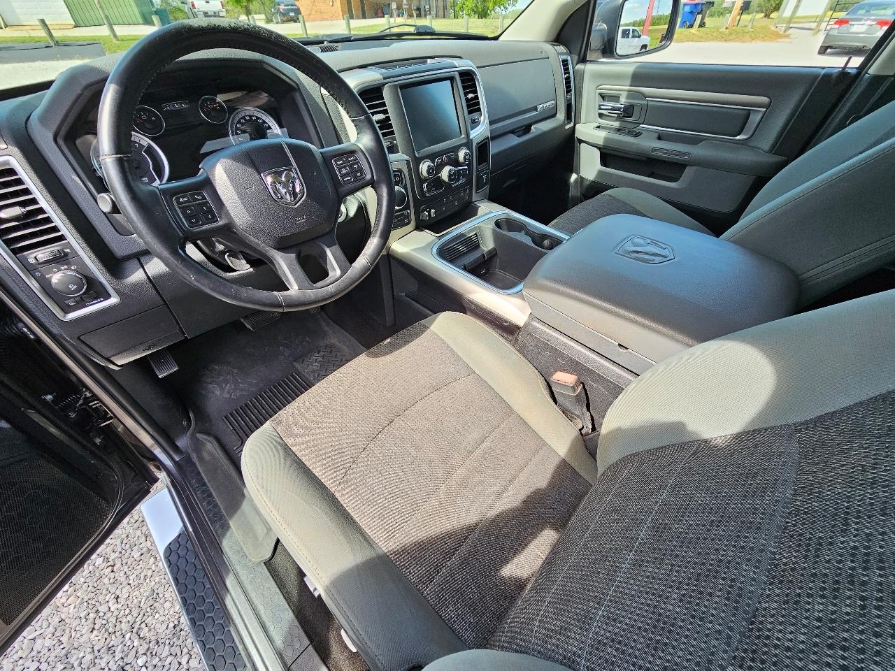 RAM 1500 Big Horn Crew Cab 4WD 2016