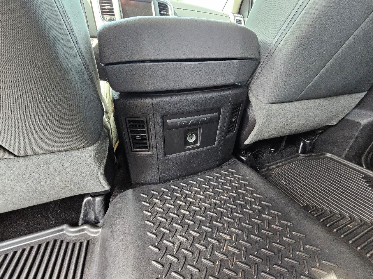 RAM 1500 Big Horn Crew Cab 4WD 2016