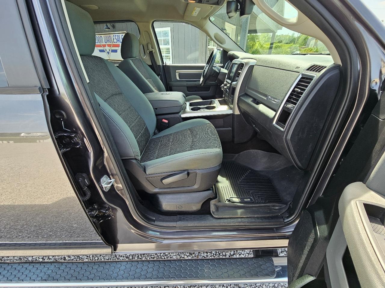 RAM 1500 Big Horn Crew Cab 4WD 2016