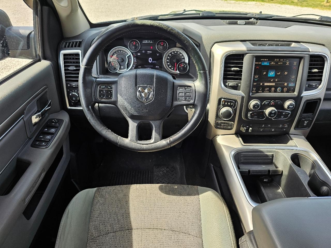 RAM 1500 Big Horn Crew Cab 4WD 2016