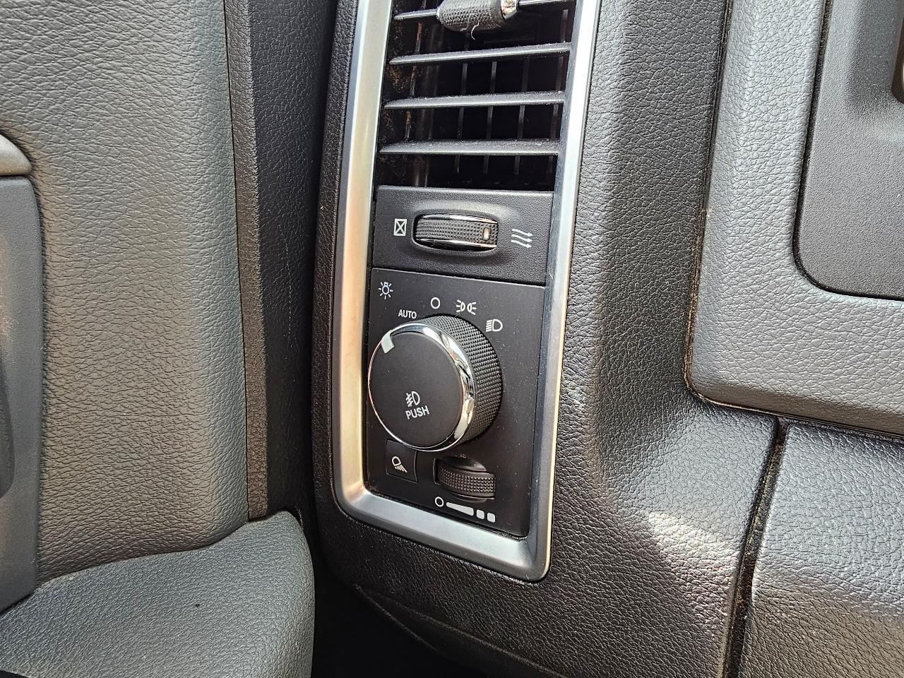 RAM 1500 Big Horn Crew Cab 4WD 2016