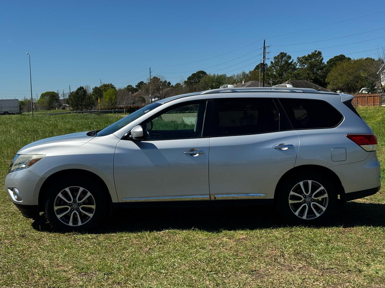 Nissan Pathfinder LE 2WD 2013